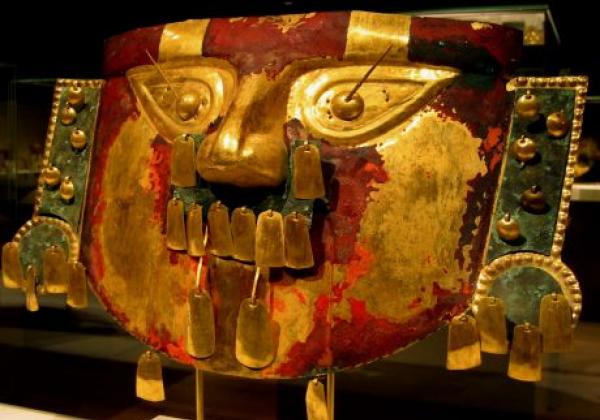 sican-funerary-mask-in-the-metropolitan-museum