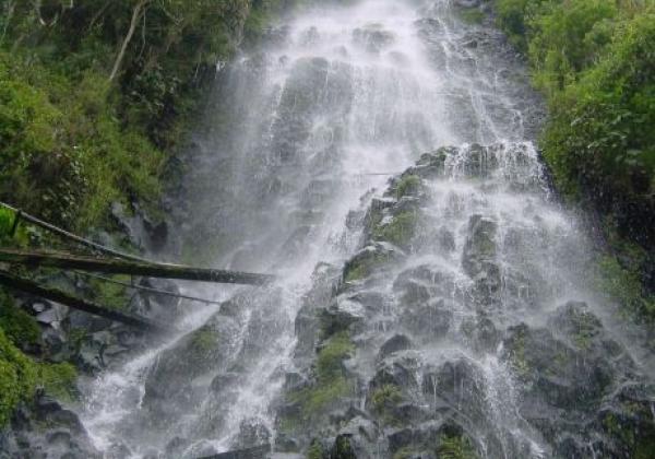 banios-waterfall.jpg
