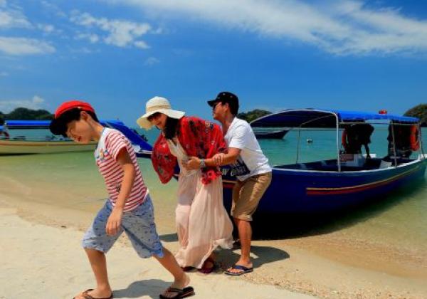malaysia---boat-by-the-beach-(1)
