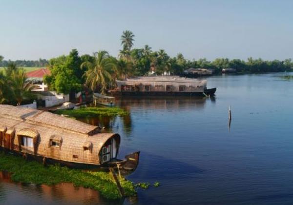 a-houseboat-parked-on-the-shores-of-ashtamudi-lake-in-kerala,-india-cpxg9w