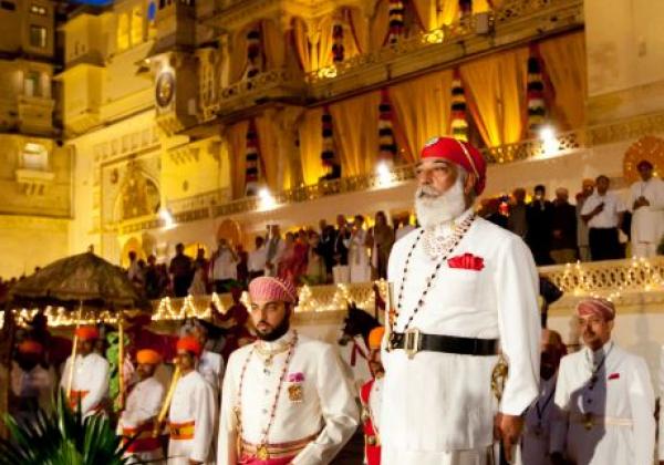 shriji-arvind-singh,-custodian-of-the-house-of-mewar,-und-son-lakshyaraj-singh-at-holi-fire-festival,-city-palace,-udaipur,-india-cbpawf