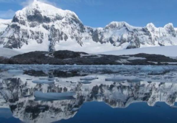 spiegelnde-berge-antarktis.jpg