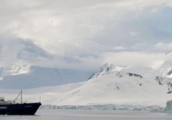 kreuzfahrtschiff-in-der-antarktis.jpg