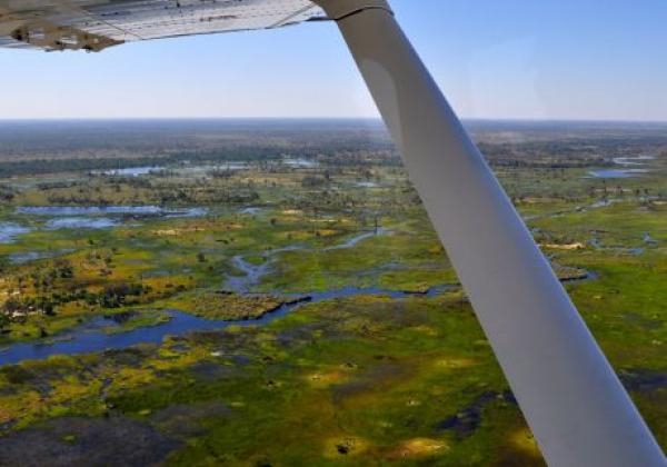 mit-dem-flugzeug-über-dem-okavanga-delta