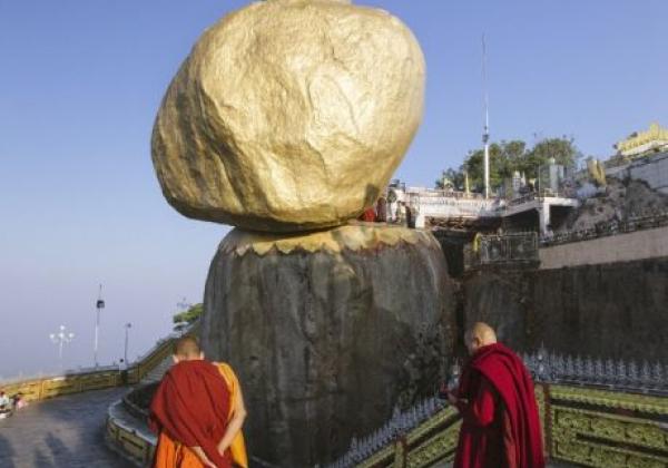 easia-travel-kyaiktiyo---golden-rock-myanmar-monk-walk-to-the-golden-rock--kyaiktiyo-pagoda-on-january-29--2014-in-myanmar.-1000px.jpg