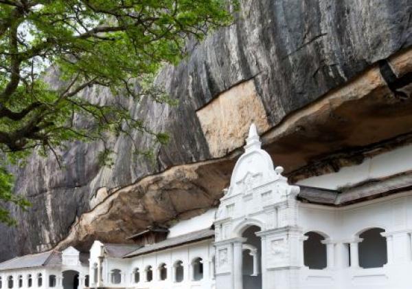 dambulla-cave-temple-the-largest-and-best-preserved-cave-temple-complex-in-sri-lanka-78847534-copy