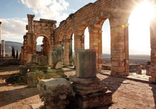 volubilis-pres-meknes-au-maroc-volubilis-est-ville-amazighe-ruine-puis-romaine-au-maroc-pres-meknes-site-du-patrimoine-mondial-unesco-268419-3