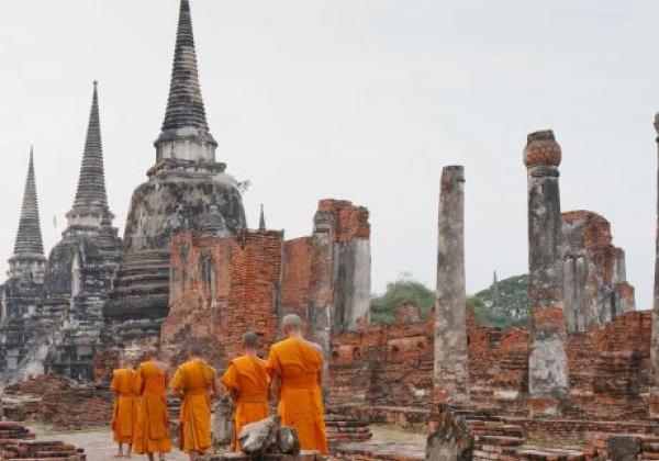 ayutthaya---young-buddhist-monks-(2)