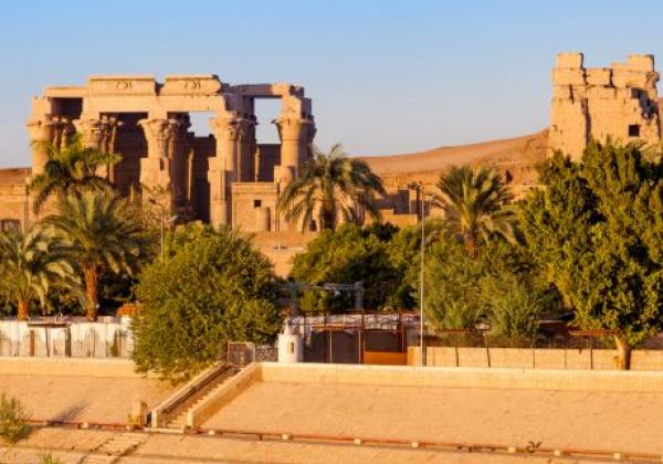 kom-ombo-tempel,-Ägypten.-tempel-bei-sonnenuntergang-auf-dem-nil-in-Ägypten