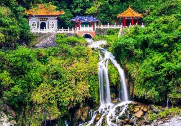 ewiger-frühlingsschrein-und-wasserfall-im-taroko-nationalpark