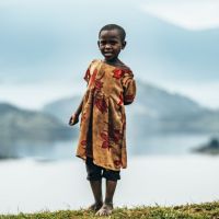 kind-in-uganda-vor-bergen